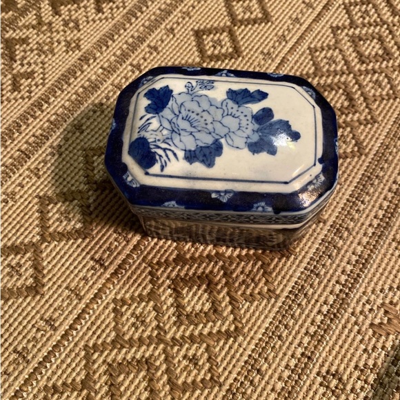 Trinket Box Blue & White Floral Chinoiserie Marked - Picture 1 of 6